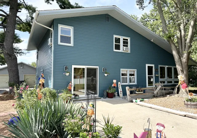 Single family home for sale at 320 E Lincoln Ave, Watseka, IL 60970 | MLS# 12715454