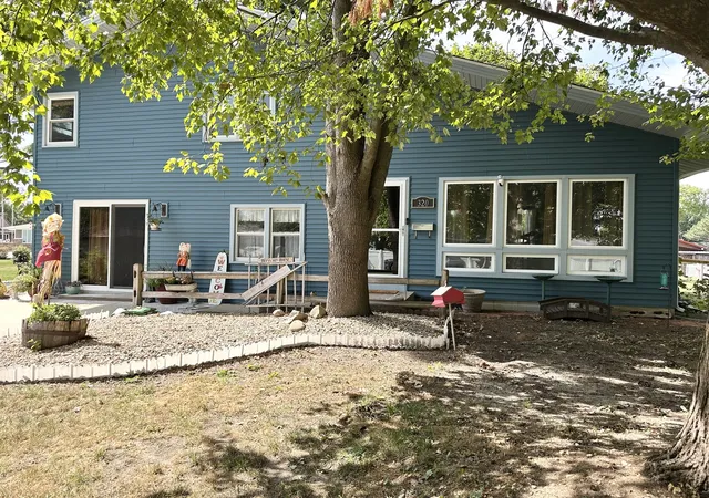 Photo 3 of Single family home for sale at 320 E Lincoln Ave, Watseka, IL 60970 | MLS# 12715454 | Listing updated on 2026-09-19