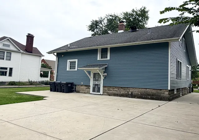 Photo 3 of Single family home for sale at 264 E 161st Place, South Holland, IL 60473 | MLS# 12715475 | Listing updated on 2026-09-16