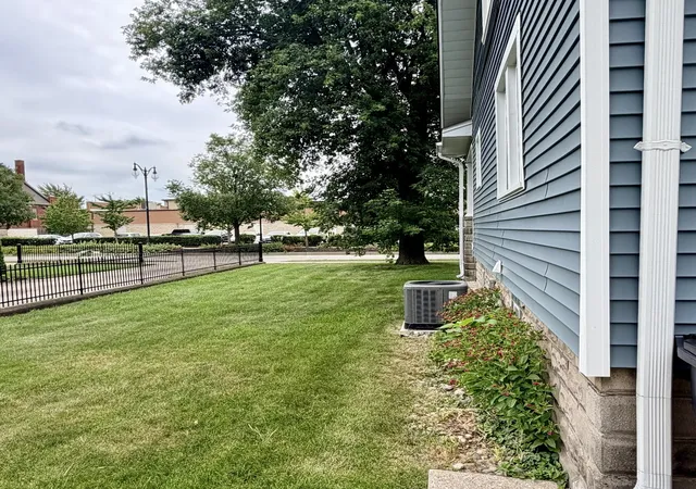 Photo 3 of Single family home for sale at 264 E 161st Place, South Holland, IL 60473 | MLS# 12715475 | Listing updated on 2026-09-16