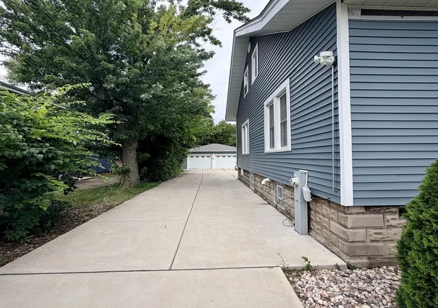 Photo 4 of Single family home for sale at 264 E 161st Place, South Holland, IL 60473 | MLS# 12715475 | Listing updated on 2026-09-16