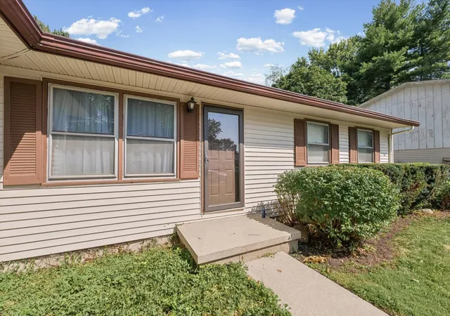 Photo 4 of Single family home for sale at 2306 Belmore Dr, Champaign, IL 61821 | MLS# 12715550 | Listing updated on 2026-10-05