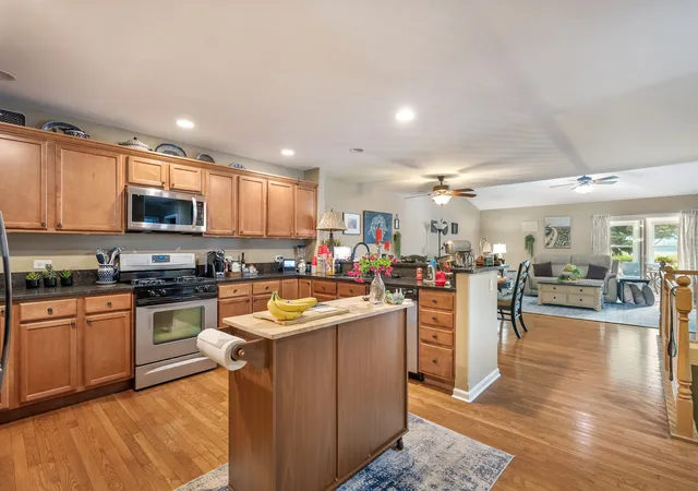 2nd image of 823 Karen Dr, Hampshire, IL 60140