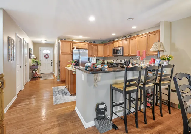 3rd image of 823 Karen Dr, Hampshire, IL 60140