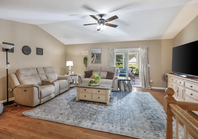4th image of 823 Karen Dr, Hampshire, IL 60140