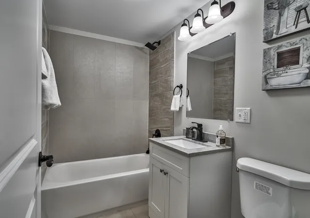2nd image of 4520 S King Dr, Chicago, IL 60653