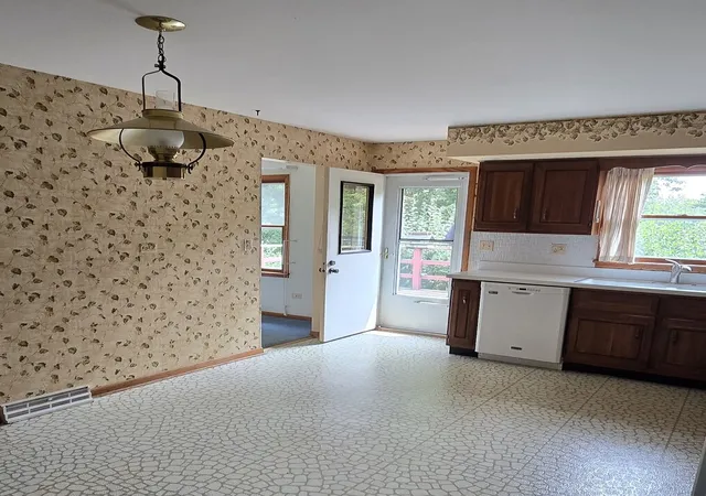 Photo 4 of Single family home for sale at 12135 Hillcrest Dr, Lemont, IL 60439 | MLS# 12715647 | Listing updated on 2026-07-31