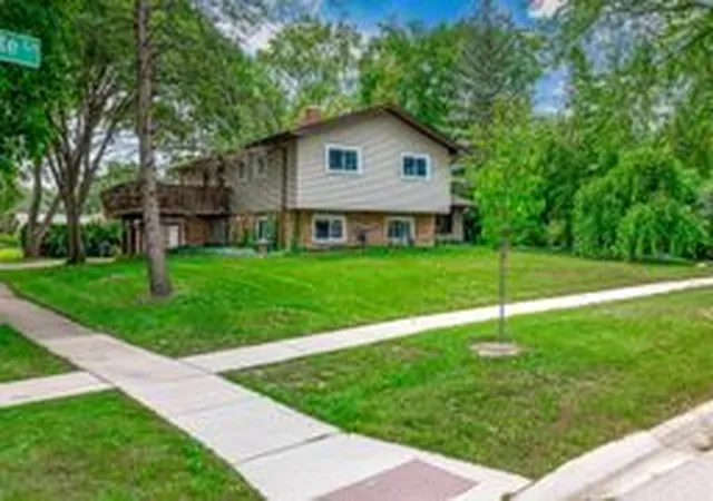Photo 2 of Single family home for sale at 501 Lafayette Ln, Hoffman Estates, IL 60169 | MLS# 12715771 | Listing updated on 2026-09-16