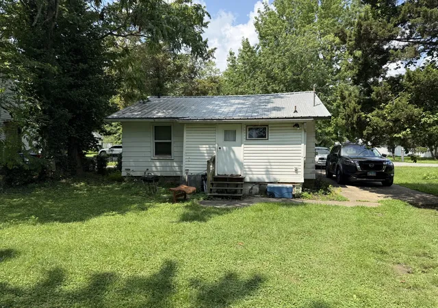 Photo 3 of Sale Pending at 715 N James St, Carbondale, IL 62901 | MLS# 12715821 | Listing updated on 2026-08-15