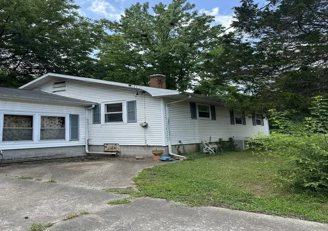 2nd image of 521 N Springer St, Carbondale, IL 62901 | MLS# 12715826