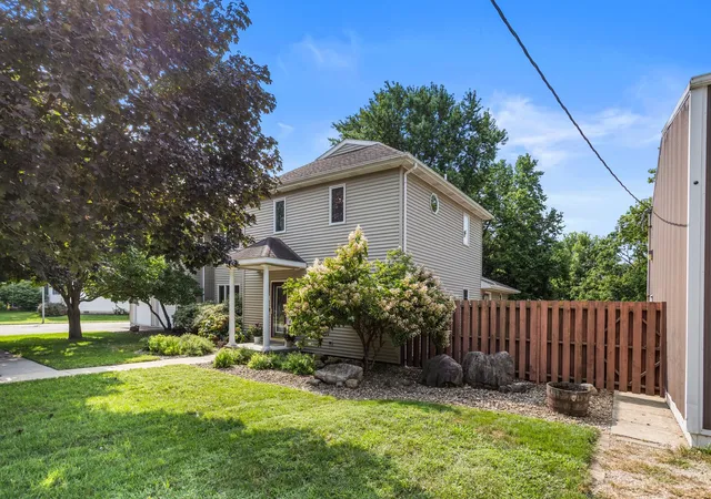 Photo 4 of Single family home for sale at 305 W Sangamon St, Fisher, IL 61843 | MLS# 12715850 | Listing updated on 2026-10-06