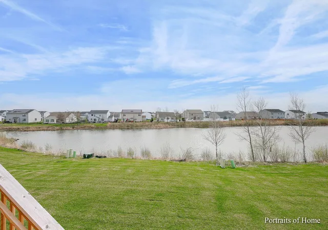 Listing Photo 2 - Condo for sale in building located at 1252 Hawk Holw Dr, Yorkville, IL 60560