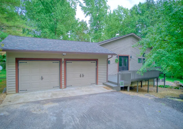 Photo 2 of Single family home for sale at 2 Trillium Ln, Murphysboro, IL 62966 | MLS# 12715915 | Listing updated on 2026-08-30