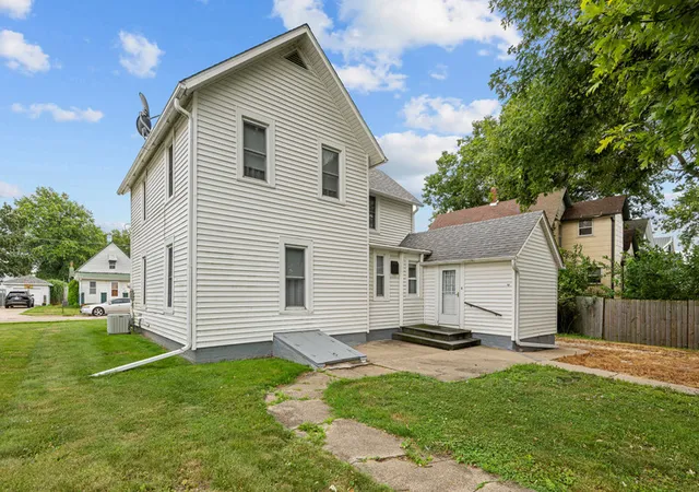 Photo 3 of Single family home for sale at 819 N Elm St, Kewanee, IL 61443 | MLS# 12715964 | Listing updated on 2026-08-01