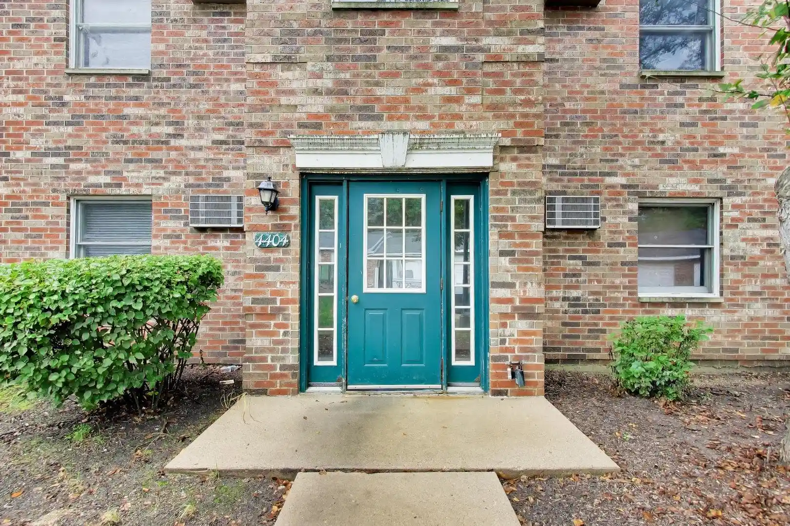 Listing Photo 2 - Condo for sale in 4404 W Shamrock Ln located at 4404 W Shamrock Ln, Mchenry, IL 60050 - Unit #1A