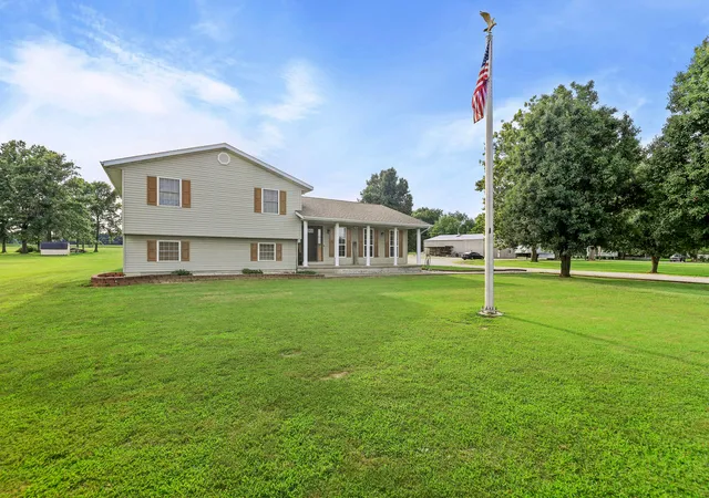 Photo 3 of Single family home for sale at 2081 N Broadway Ave, Salem, IL 62881 | MLS# 12716113 | Listing updated on 2026-08-31