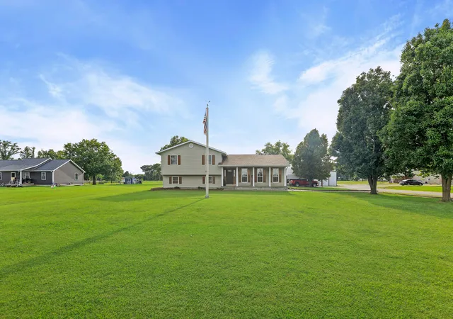32nd image of 2081 N Broadway Ave, Salem, IL 62881 | MLS# 12716113