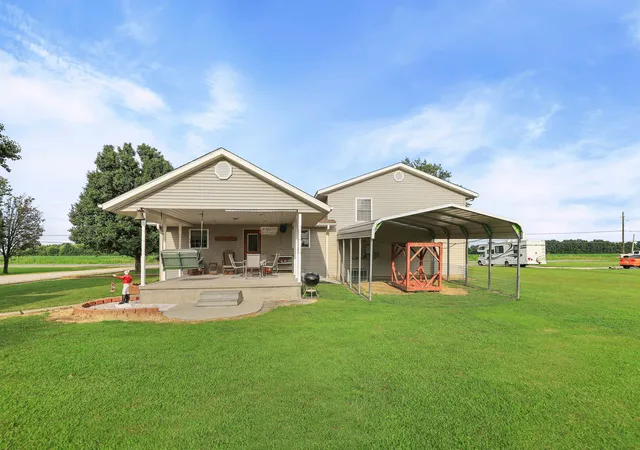 Photo 4 of Single family home for sale at 2081 N Broadway Ave, Salem, IL 62881 | MLS# 12716113 | Listing updated on 2026-08-31