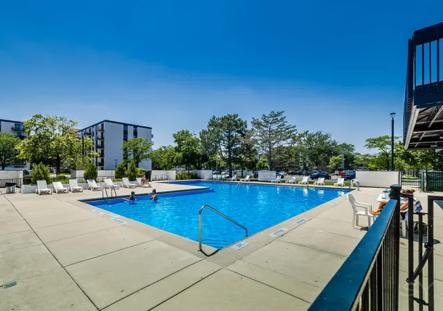 2nd image of 9737 N Fox Gln Dr, Niles, IL 60714