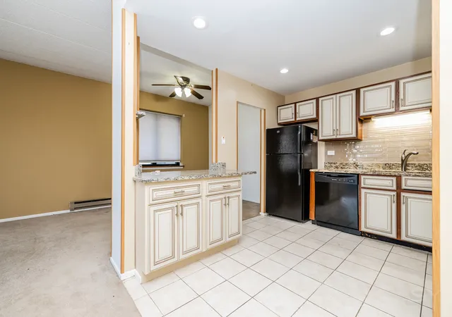 3rd image of 9737 N Fox Glen Dr #1N, Niles, IL 60714 | MLS# 12716157