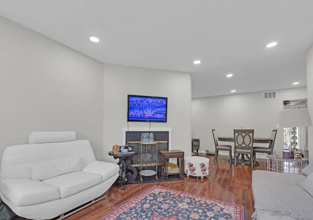 Photo 3 of Townhouse for sale at 1916 Cheltenham Pl, Schaumburg, IL 60194 | MLS# 12716162 | Listing updated on 2026-09-09