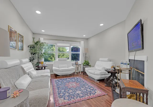 Photo 3 of Townhouse for sale at 1916 Cheltenham Pl, Schaumburg, IL 60194 | MLS# 12716162 | Listing updated on 2026-09-09