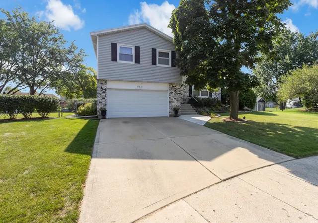 Single family home for sale at 511 Heather Ln, Carol Stream, IL 60188 | MLS# 12716186