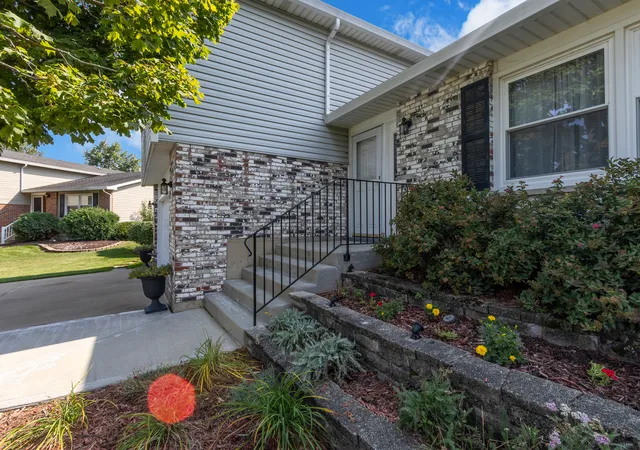 Photo 1 of Single family home for sale at 511 Heather Ln, Carol Stream, IL 60188 | MLS# 12716186 | Listing updated on 2026-10-01