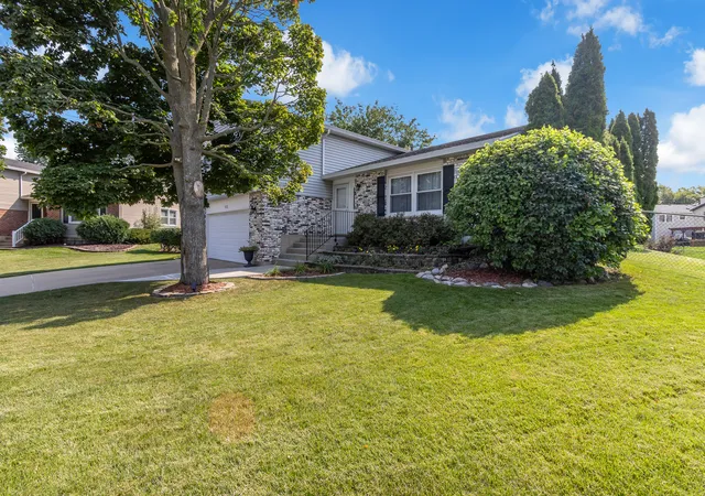 Photo 2 of Single family home for sale at 511 Heather Ln, Carol Stream, IL 60188 | MLS# 12716186 | Listing updated on 2026-10-01