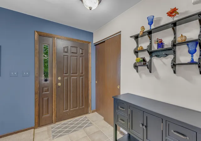 Photo 3 of Single family home for sale at 511 Heather Ln, Carol Stream, IL 60188 | MLS# 12716186 | Listing updated on 2026-10-01