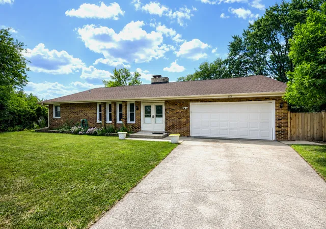 Single family home for sale at 1701 Lynwood Ln, Crest Hill, IL 60403 | MLS# 12716209