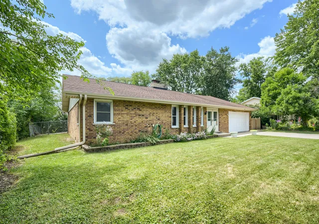 Photo 2 of Single family home for sale at 1701 Lynwood Ln, Crest Hill, IL 60403 | MLS# 12716209 | Listing updated on 2026-09-16