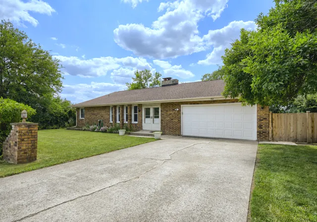 Photo 3 of Single family home for sale at 1701 Lynwood Ln, Crest Hill, IL 60403 | MLS# 12716209 | Listing updated on 2026-09-16