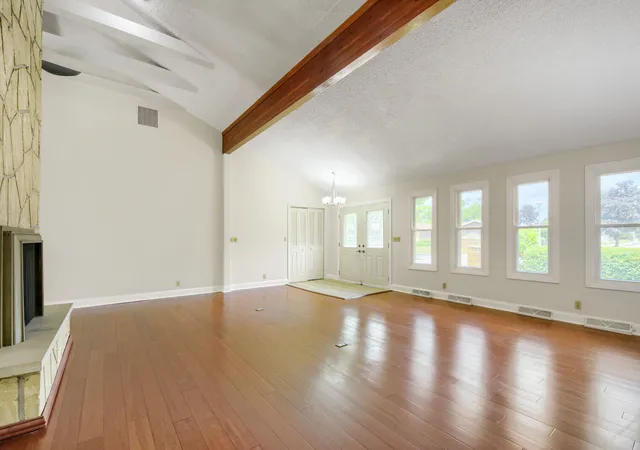 Photo 4 of Single family home for sale at 1701 Lynwood Ln, Crest Hill, IL 60403 | MLS# 12716209 | Listing updated on 2026-09-16