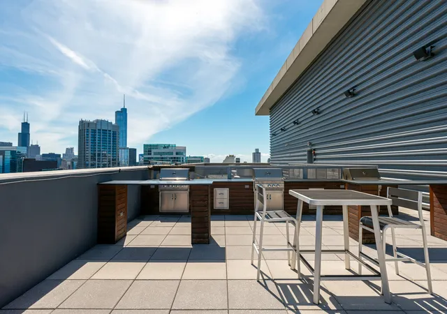 2nd image of 600 N Lake Shore Dr, Chicago, IL 60611