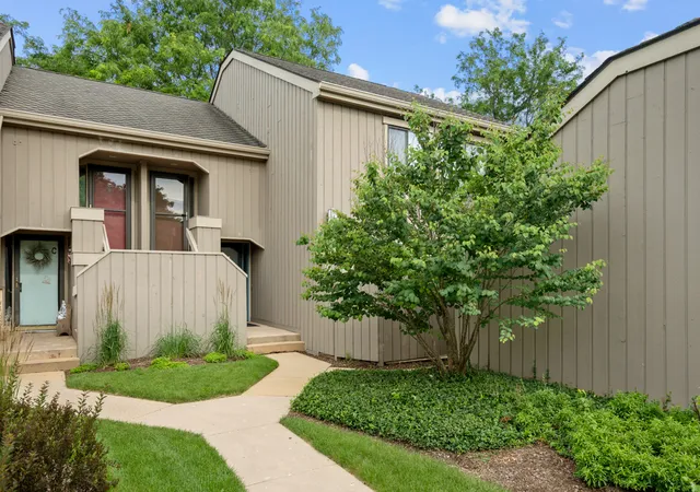 Photo 2 of Condo for sale at 1285 Oak Hl Rd #D, Lake Barrington, IL 60010 | MLS# 12716299 | Listing updated on 2026-09-26