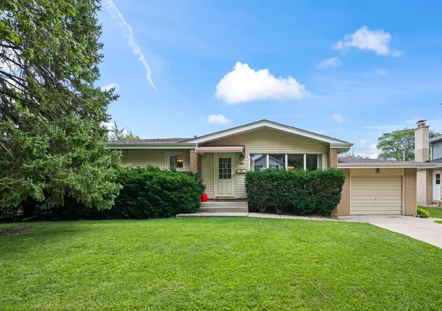Photo 1 of Sale Pending at 743 S Bennett Ave, Palatine, IL 60067 | MLS# 12716317 | Listing updated on 2026-10-22