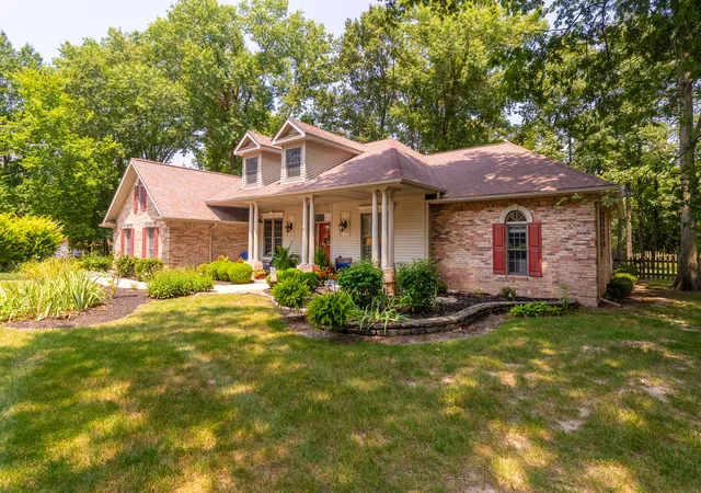 Photo 2 of Single family home for sale at 1110 Grand Oak Dr, Carbondale, IL 62901 | MLS# 12716335 | Listing updated on 2026-08-07
