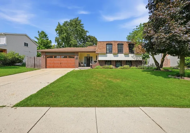 Photo 1 of Single family home for sale at 1255 Briarcliffe Blvd, Wheaton, IL 60189 | MLS# 12716366 | Listing updated on 2026-09-06