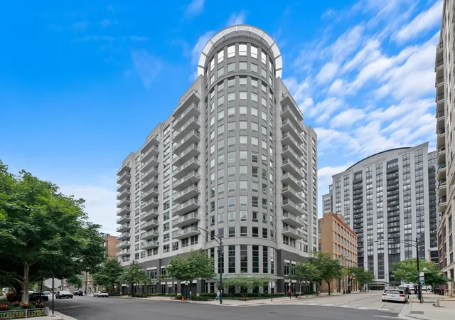 2nd image of 421 W Huron St, Chicago, IL 60654