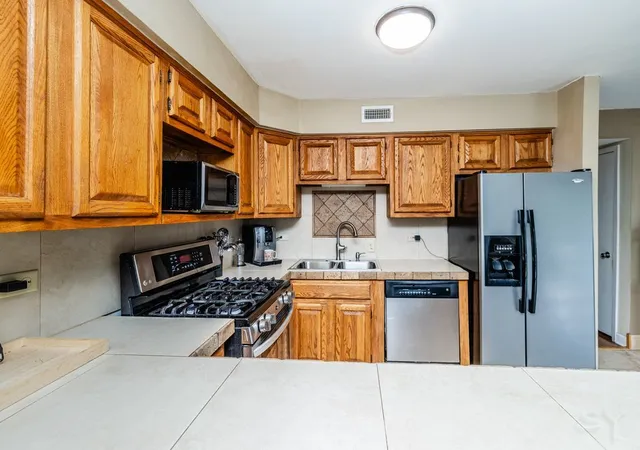 Photo 4 of Townhouse for sale at 2016 Raleigh Pl, Hoffman Estates, IL 60169 | MLS# 12716430 | Listing updated on 2026-08-25