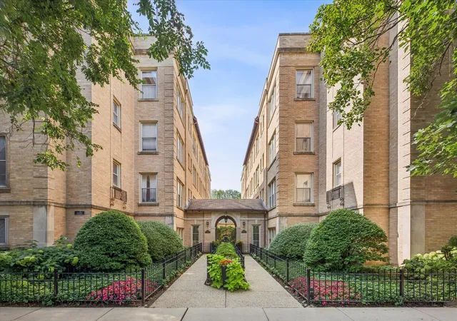 Condominium at 1733 W Balmoral Ave #3A, Chicago, IL 60640 | MLS# 12716432 |  | Sold on 2026-09-16