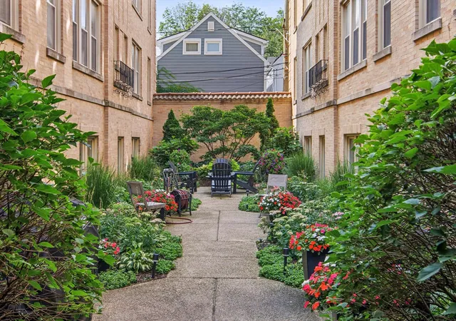 Photo 1 of Condominium at 1733 W Balmoral Ave #3A, Chicago, IL 60640 | MLS# 12716432 |  | Sold on 2026-09-16