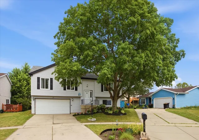 2nd image of 17 Windgate Ct, Streamwood, IL 60107 | MLS# 12716441