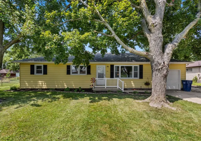 Photo 1 of Single family home for sale at 304 S Mckinley St, Mansfield, IL 61854 | MLS# 12716632 | Listing updated on 2026-08-29