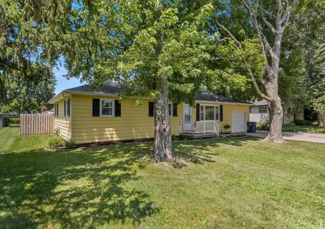 Photo 2 of Single family home for sale at 304 S Mckinley St, Mansfield, IL 61854 | MLS# 12716632 | Listing updated on 2026-08-29