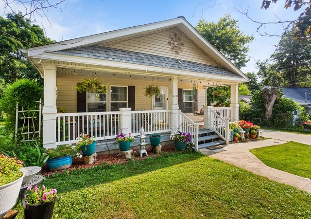 Photo 2 of Single family home for sale at 410 Franklin St, Mahomet, IL 61853 | MLS# 12716637 | Listing updated on 2026-09-08