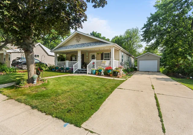 Photo 3 of Single family home for sale at 410 Franklin St, Mahomet, IL 61853 | MLS# 12716637 | Listing updated on 2026-09-08