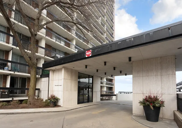 1st image of 5901 N Sheridan Rd #2J, Chicago, IL 60660 | MLS# 12716669