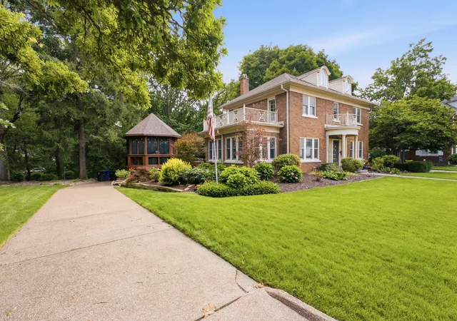 Photo 3 of Single family home for sale at 933 22nd Street, Moline, IL 61265 | MLS# 12716702 | Listing updated on 2026-09-27